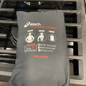 ASICS Packabke Windbreaker